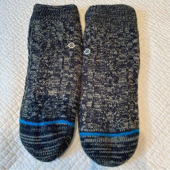 Set of 3 Pairs of Fluffy Winter Socks. - Picture 5 of 11